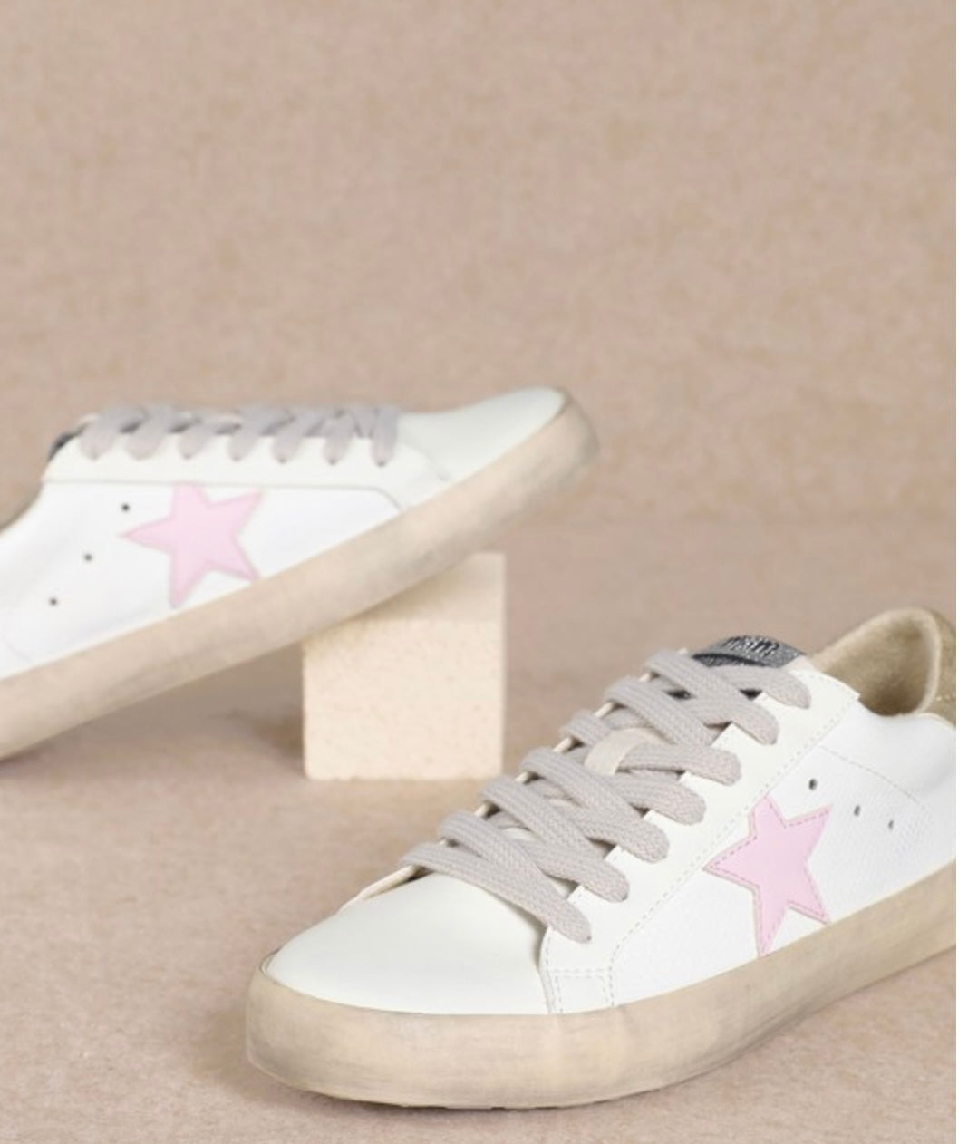 White low top lace up sneakers with pink star
