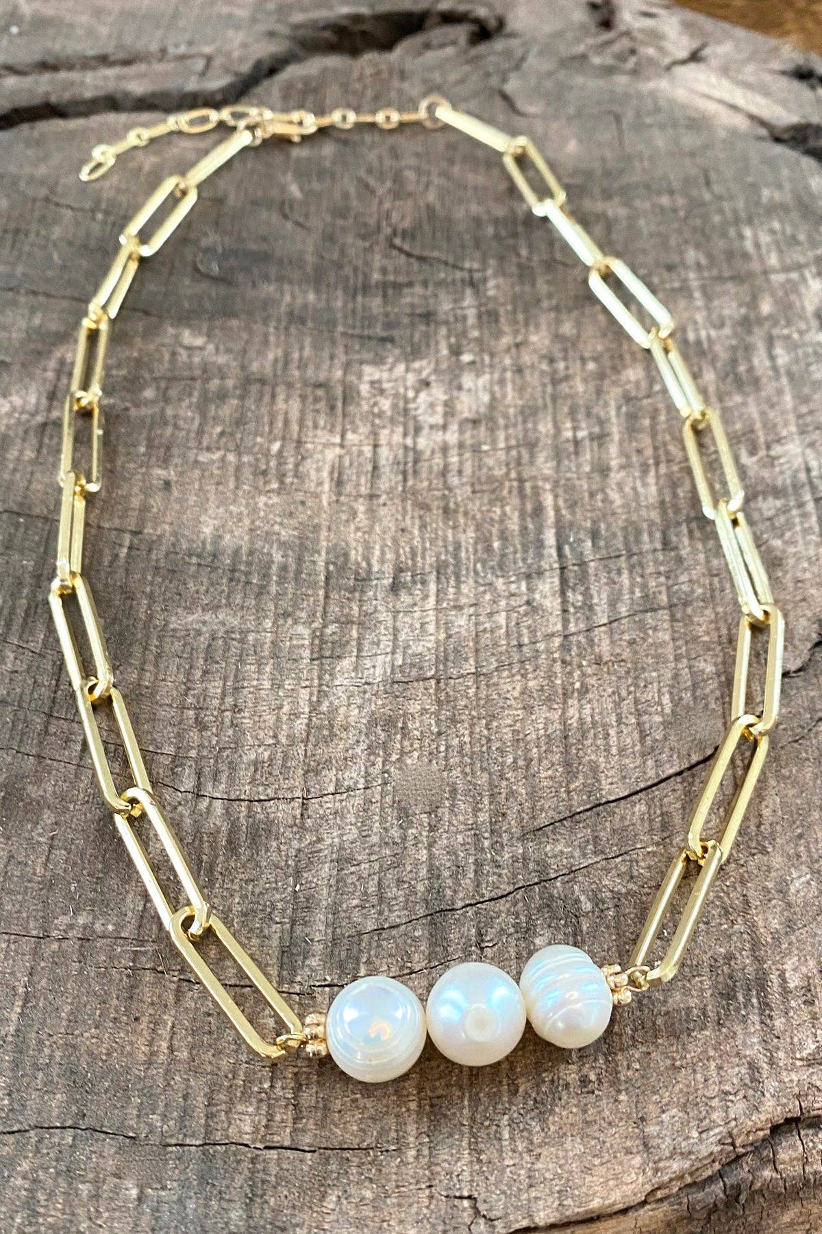 Paperclip chain short necklace with 3 freshwater pearls gold