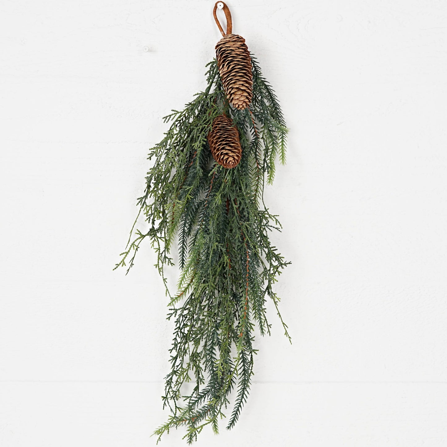 24inL Teardrop-Dripping mix spruce pine w. pinecones