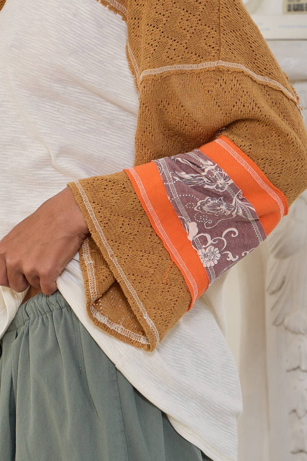 Contrast Detail Bell Sleeves V-neck Comfy Top