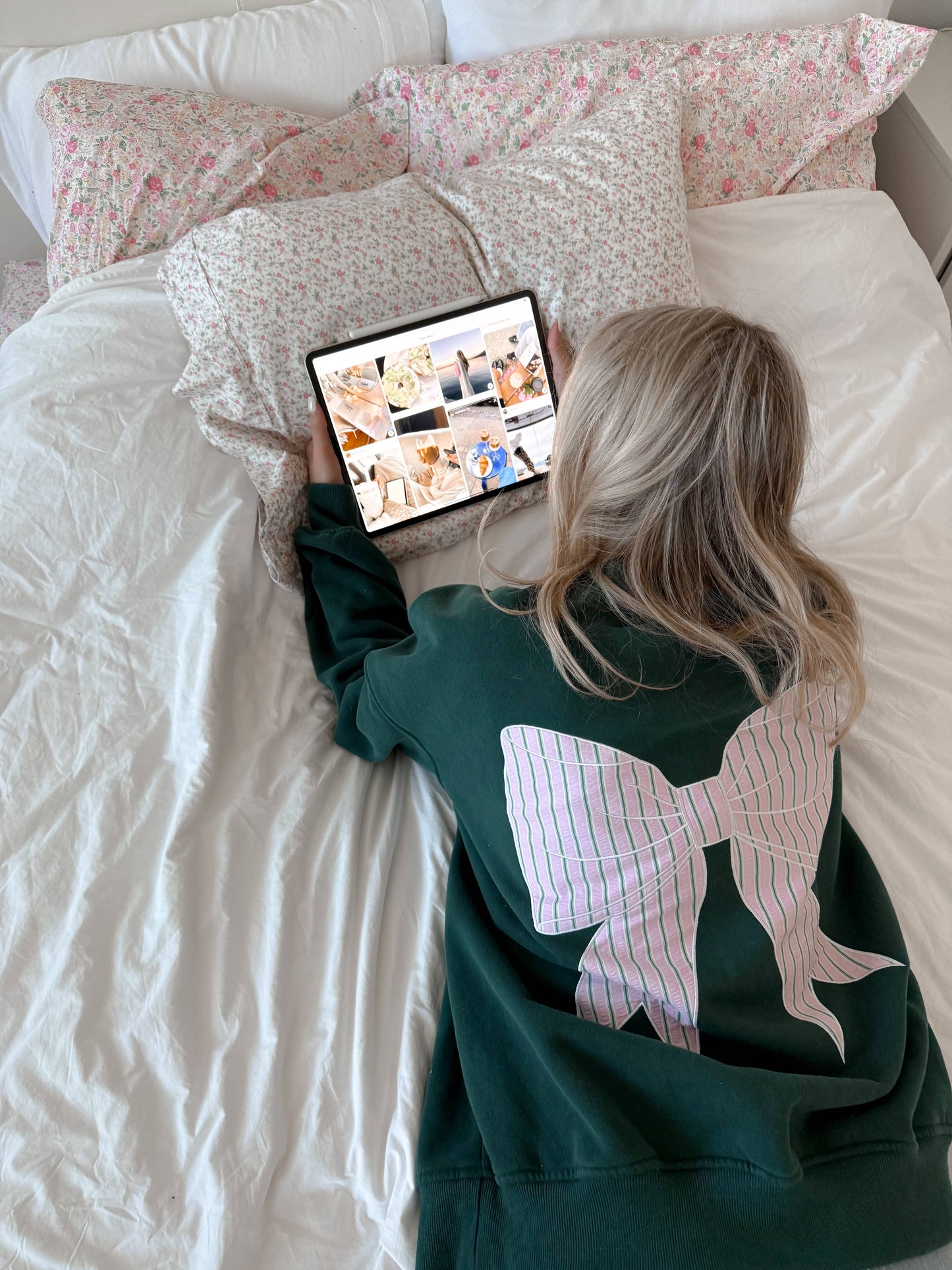 Winter Green Striped Bow Embroider Sweatshirt